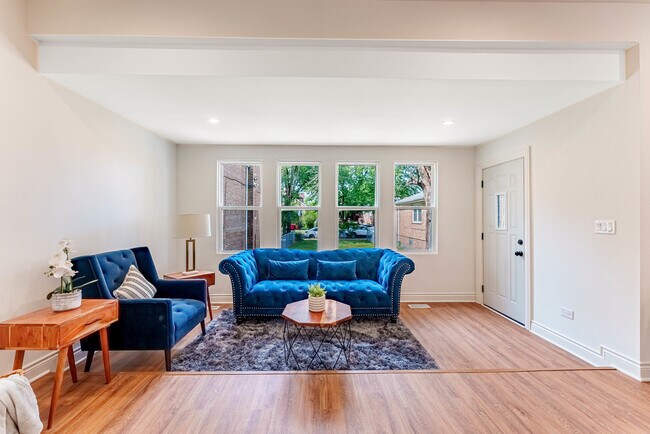 Foto del edificio - 2343 Ridgeland Ave