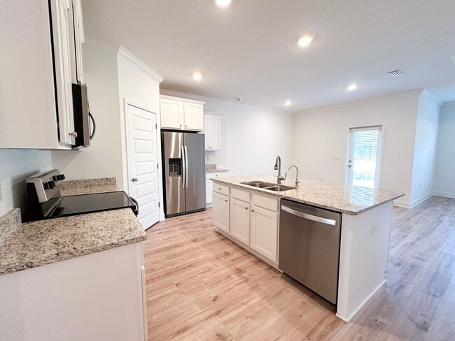 Building Photo - Single story 4 bedroom 2 bath home in Pres...