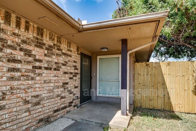 Building Photo - 819 N Eagle Ln