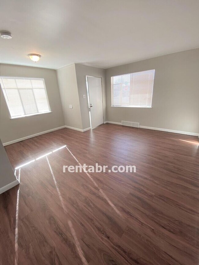 Foto del edificio - 3400 Sheridan Boulevard