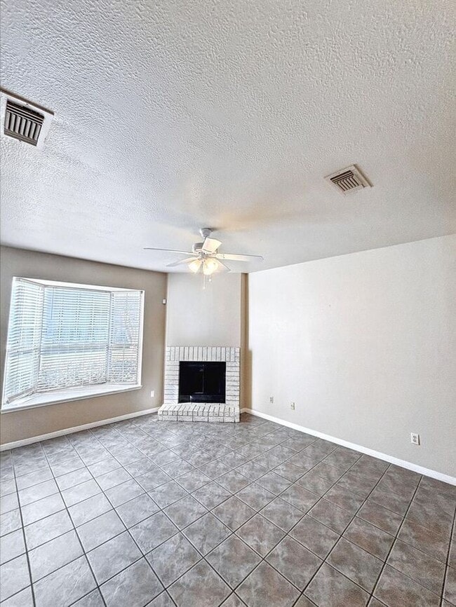 Building Photo - Spacious 3-Bedroom Home with Modern Amenit...