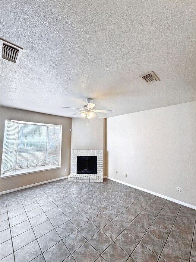 Foto del edificio - Spacious 3-Bedroom Home with Modern Amenit...