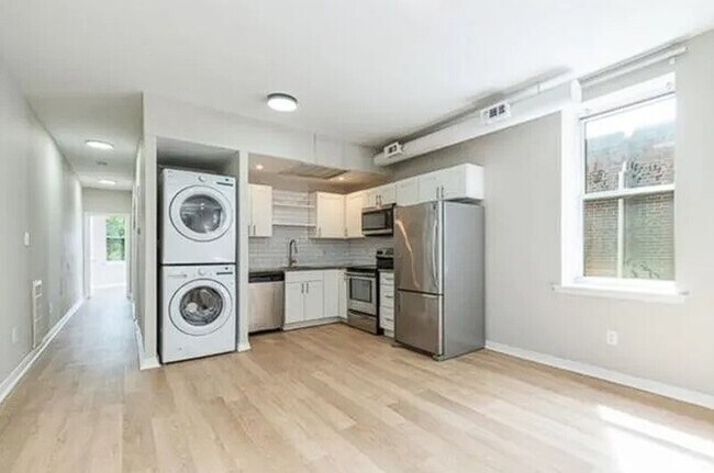 Building Photo - 1422 W Girard Ave