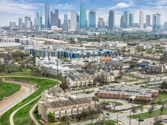 Foto del edificio - 115 E 2nd St