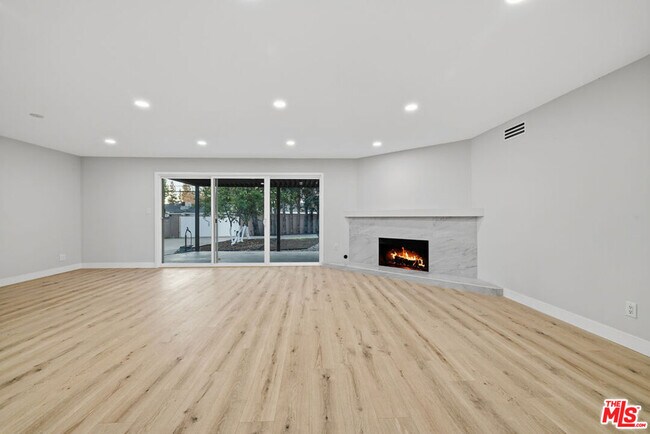 Foto del edificio - 10557 Reseda Blvd