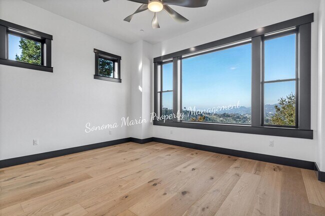 Foto del edificio - ~Luxury Brand-New Fountaingrove Home with Exceptional Views~