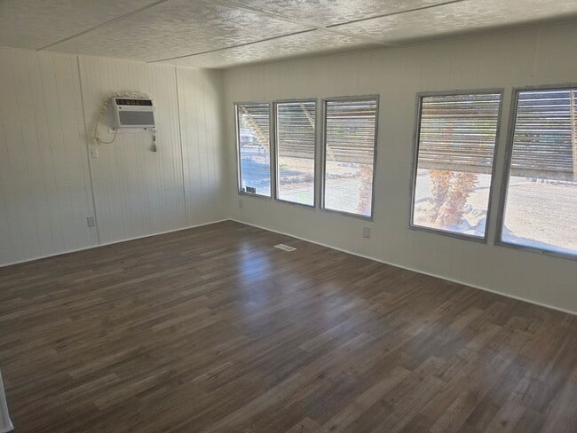 Building Photo - 1095 Navajo Dr