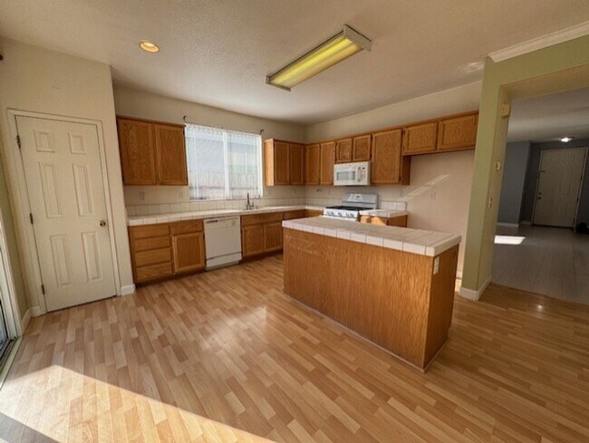 Foto del edificio - Gold River 4 Bedroom with Large Brick Patio in backyard!