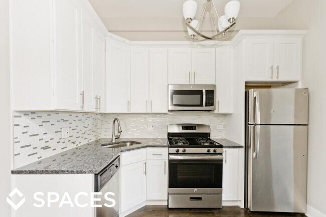 Building Photo - 3 bedroom in Chicago IL 60657