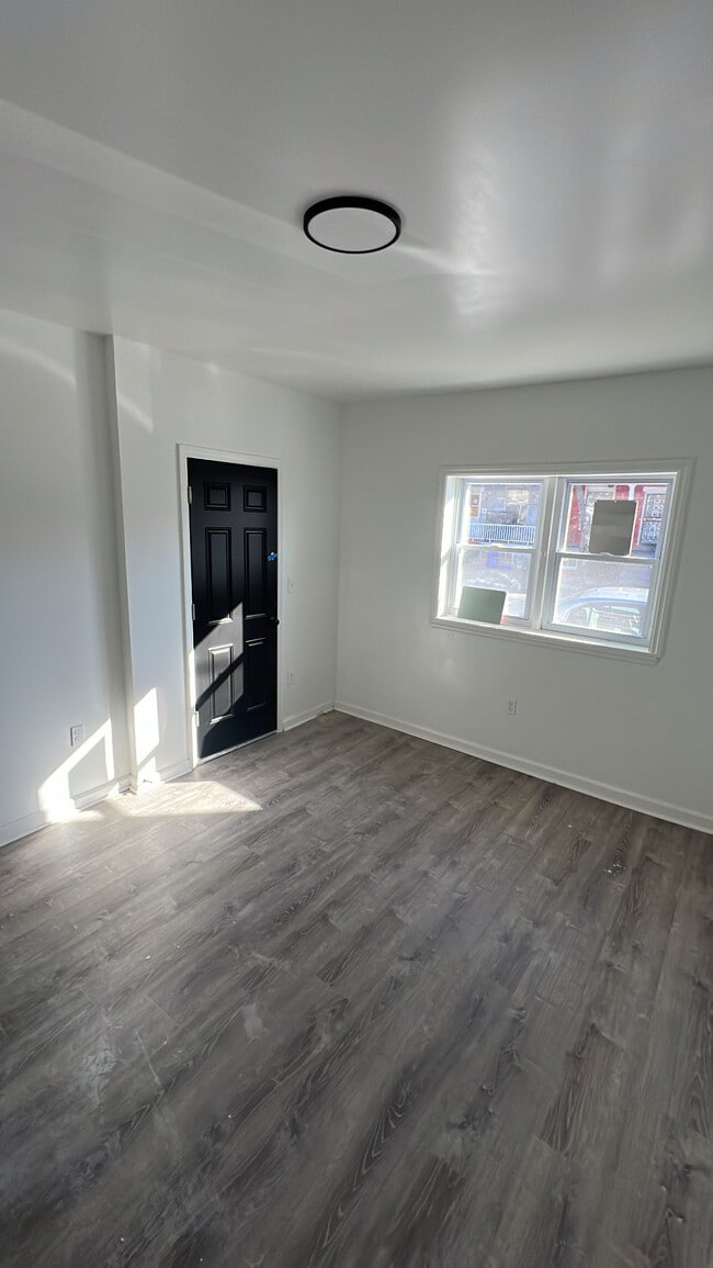 Building Photo - 1132 W 8th St