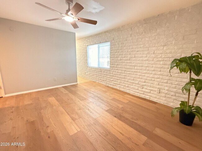 Foto del edificio - 1122 S McClintock Dr