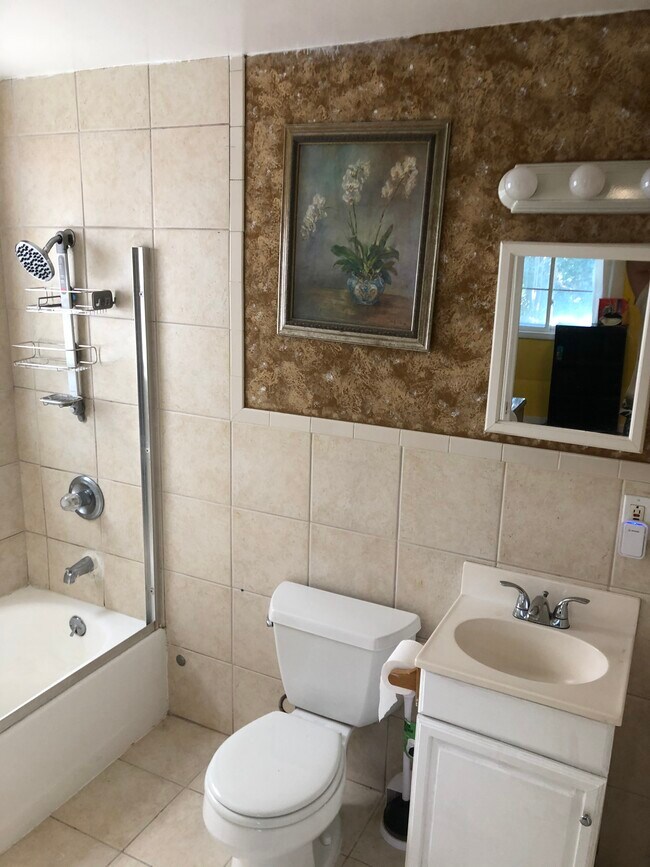 Bathroom - 14 Montrose Ave