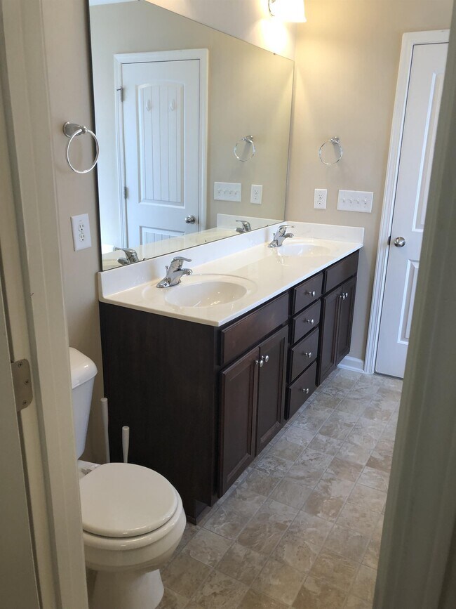 Foto del edificio - 12 Loyalist Rd