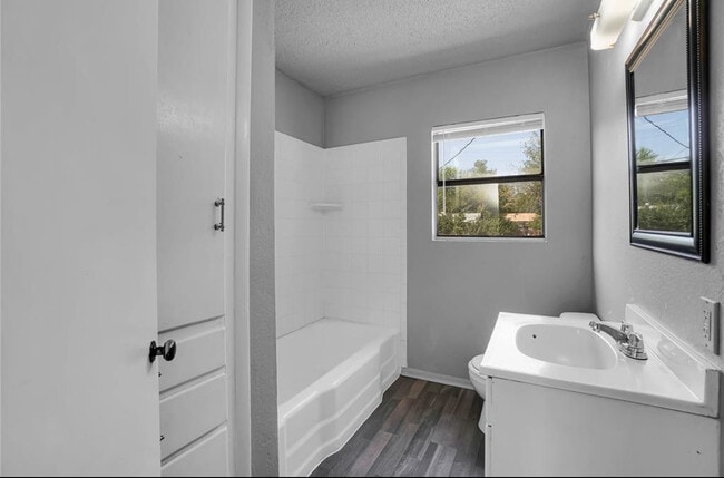 Building Photo - 1117 E Cherry St