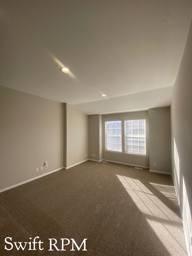 Building Photo - 1251 N Mart-way Dr