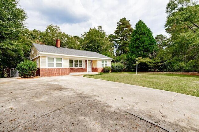 Building Photo - 3035 Beechaven Rd