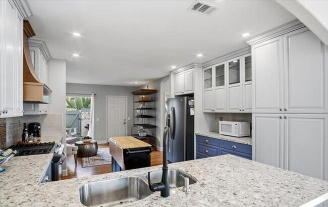 Foto del edificio - Refined Coastal Living in One of Carlsbad’s Most Exclusive Communities