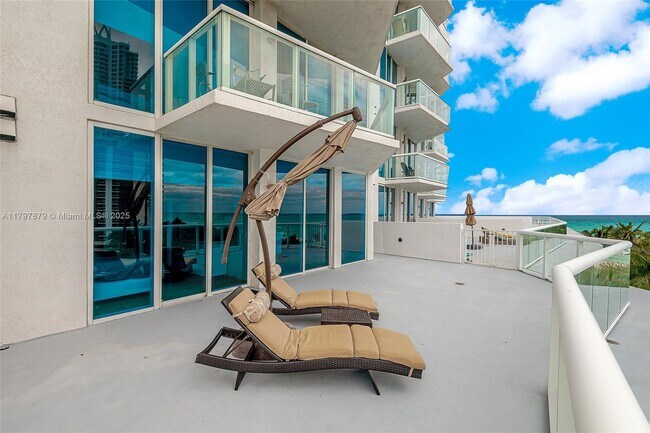 Foto del edificio - 6515 Collins Ave