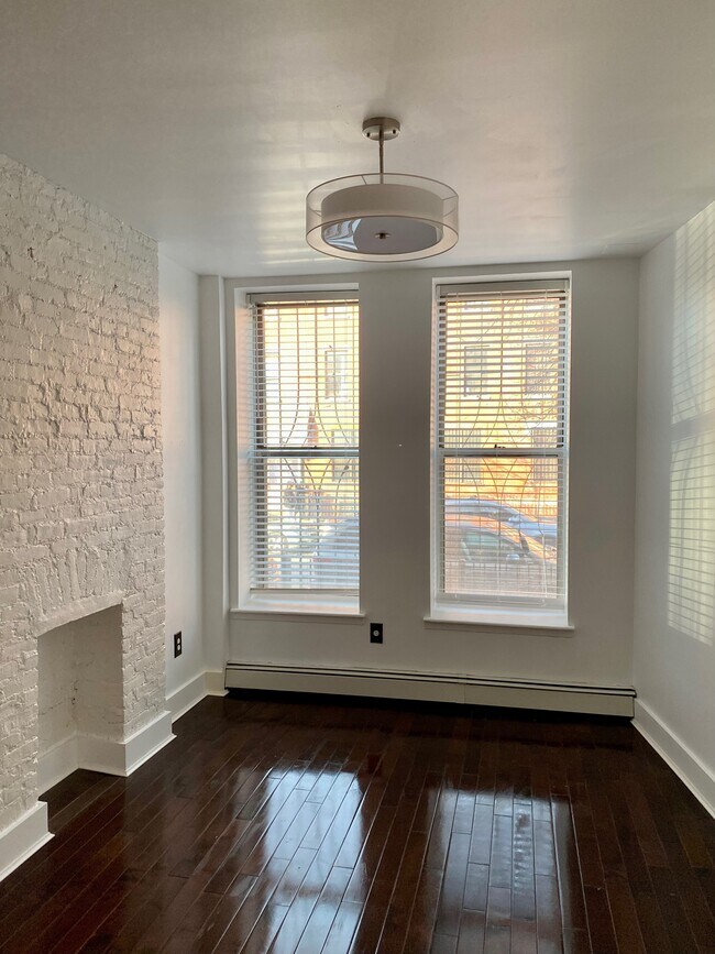 Living Room - 184 Hull St