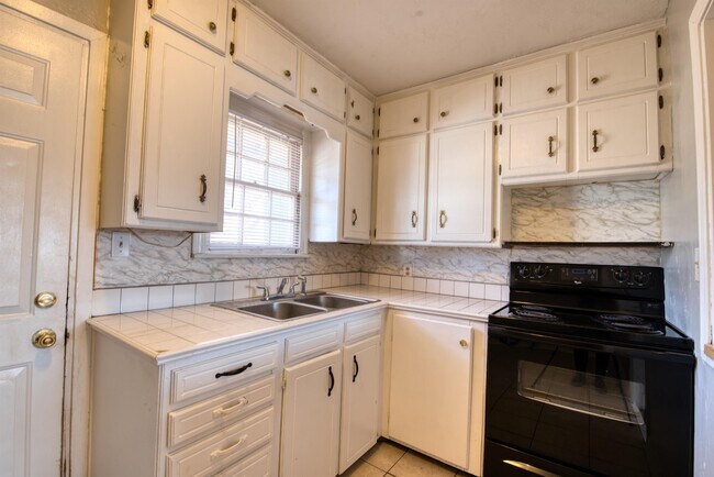 Building Photo - 4600 N Hamilton Dr