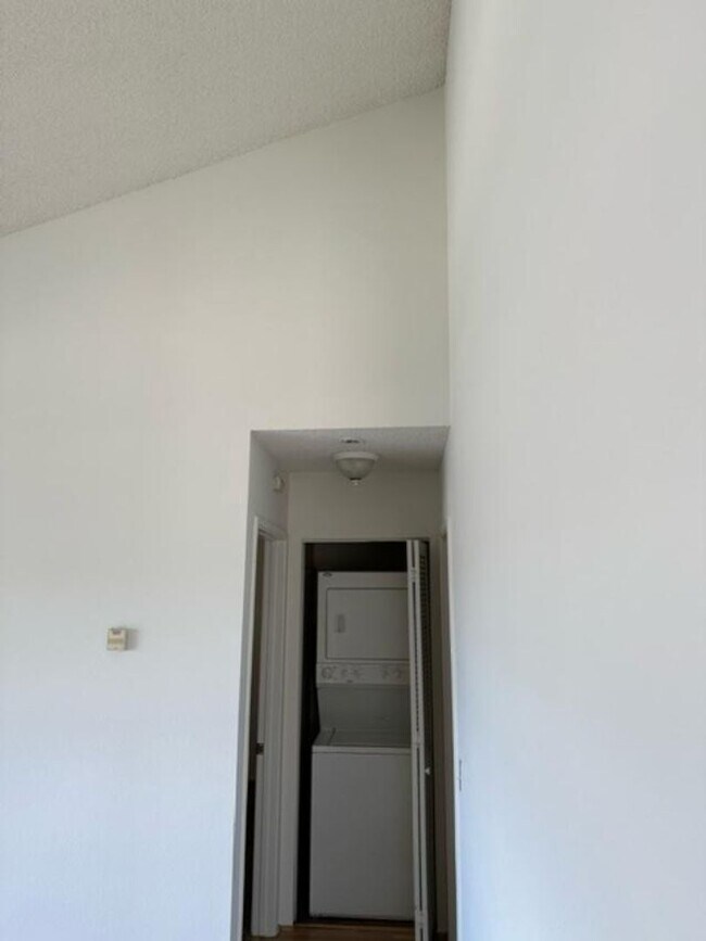 Foto del edificio - TORRANCE CONDO- 1 BEDROOM 1 BATH FOR LEASE