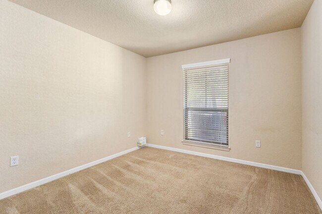 Building Photo - 4 Bedroom/3.5 Bath Northeast Crossing Subdivision
