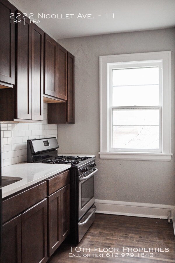 Foto del edificio - One Bedroom Plus Den Next to Eat Street!