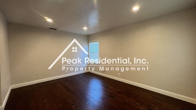 Building Photo - Updated East Sac 2bd/1ba House with 1 Car ...