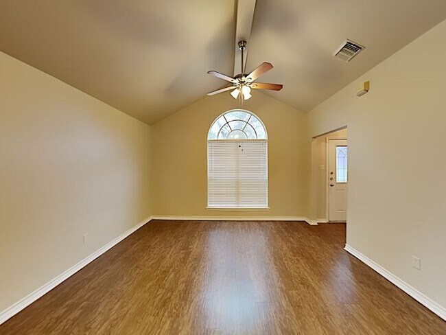 Building Photo - Holiday Special! No Application Fee + 1 Mo...