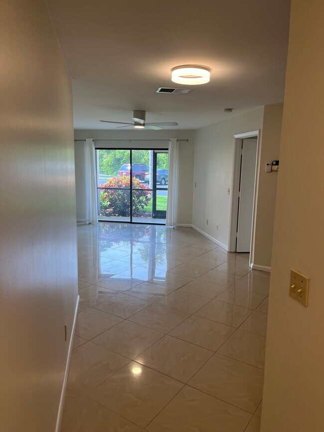 Baldosas grandes de alta calidad en toda la vivienda. - 1985 NE Collins Cir