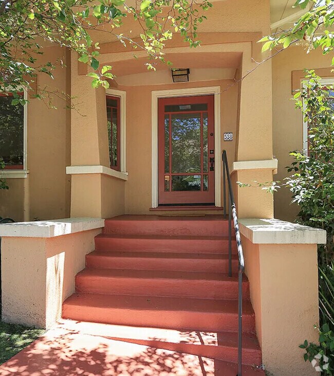 Building Photo - 538 Kenmore Ave