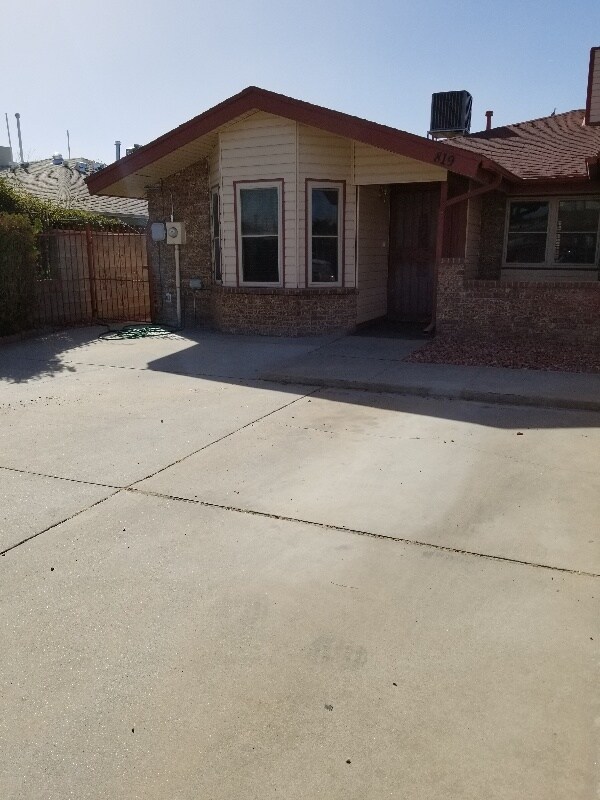 Building Photo - 819 Los Surcos Rd