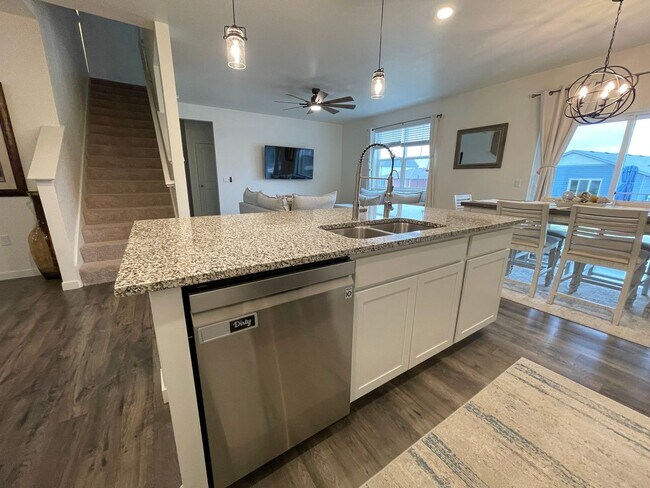 Foto del edificio - Live Lavishly in Harmony Ridge- Fully Furnished 5-Bedroom Dream Home with Backyard Oasis & Speake...