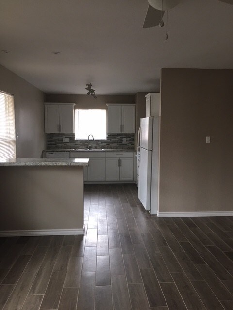 kitchen w/ breakfast bar & room for table - 3113 Arbor St