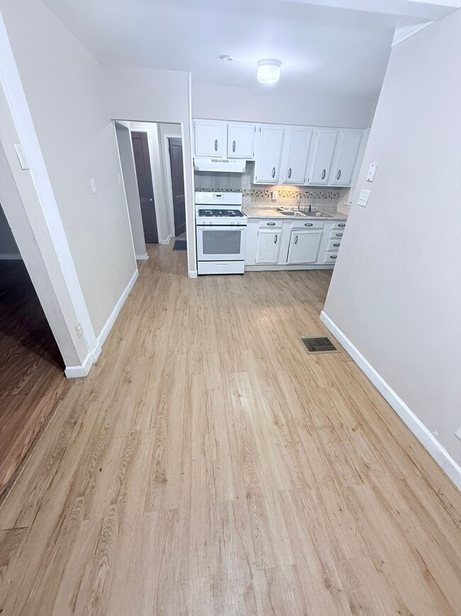 Building Photo - 9849 Green Valley Dr
