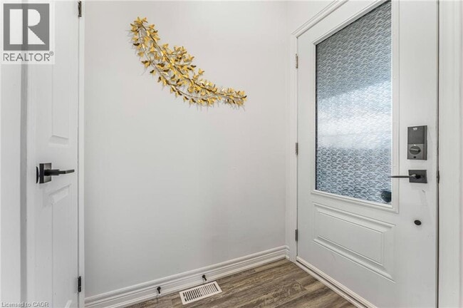 Photo du bâtiment - 8196 McLeod Rd