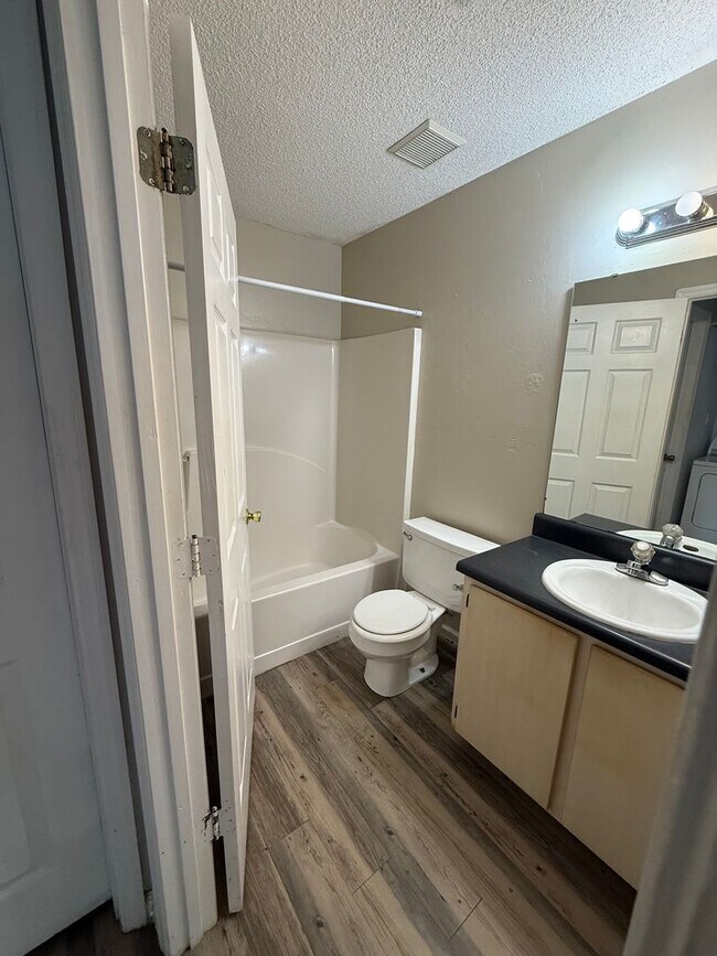 Foto del edificio - 3 Bed Townhouse on Nuggett Lane, available...
