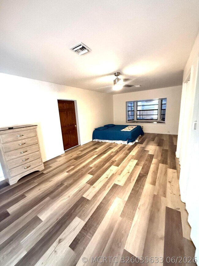 Foto del edificio - 4221 Rose NE Ln