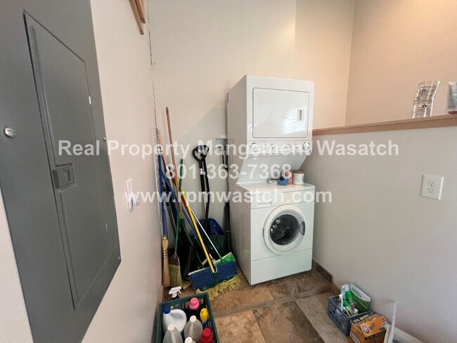 Foto del edificio - Look at This Beautiful 2 Bedroom 1 Bathroom Split Single Family home is Sugarhouse!!