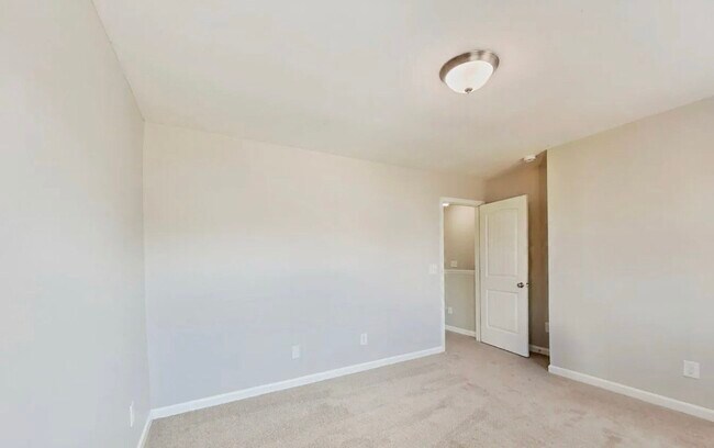 Foto del edificio - Spacious 3-Bedroom House with Cozy Living Spaces