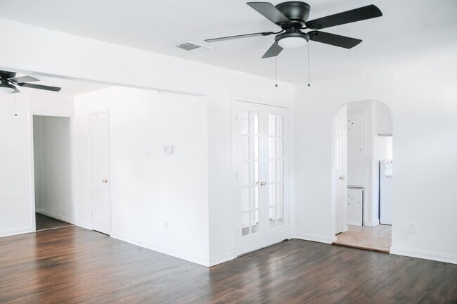 Building Photo - Cute 2 Bedroom 2 Bathroom with lots of cha...