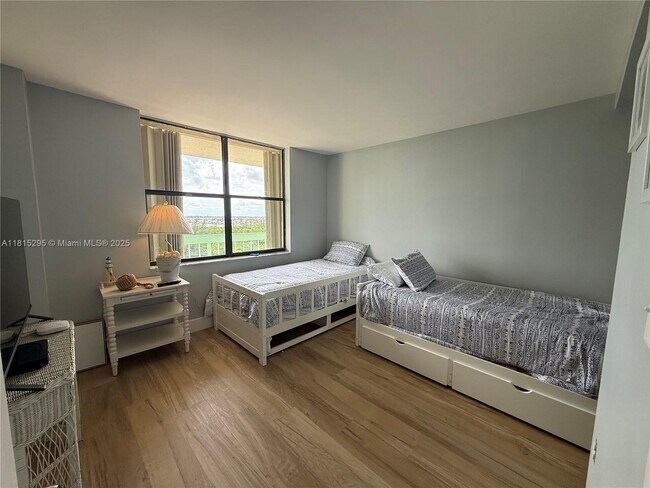 Building Photo - 9940 S Ocean Dr