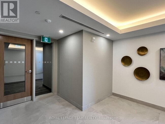 Building Photo - 360 Deschâtelets Ave.