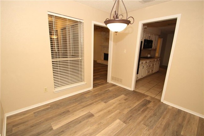 Building Photo - 3940 Los Robles Dr