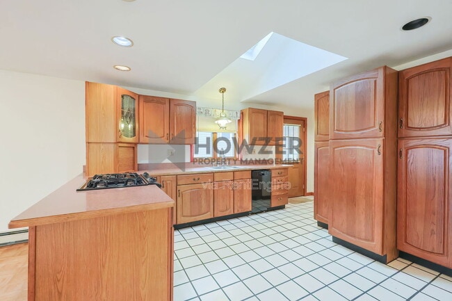 Building Photo - 35 Riverside Dr