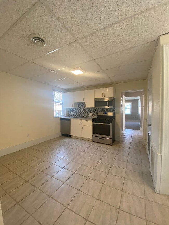 Building Photo - Spacious 1BR Apt now showing!