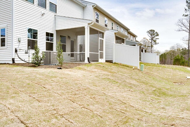 Building Photo - End-unit 3 bedroom townhome with Screened Porch!