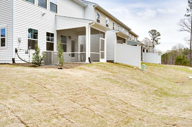 Foto del edificio - End-unit 3 bedroom townhome with Screened Porch!