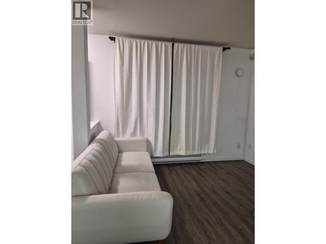 Building Photo - 6588 Southoaks Cres