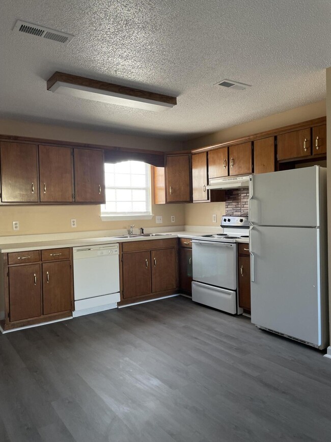 Building Photo - 1104 Village Ct